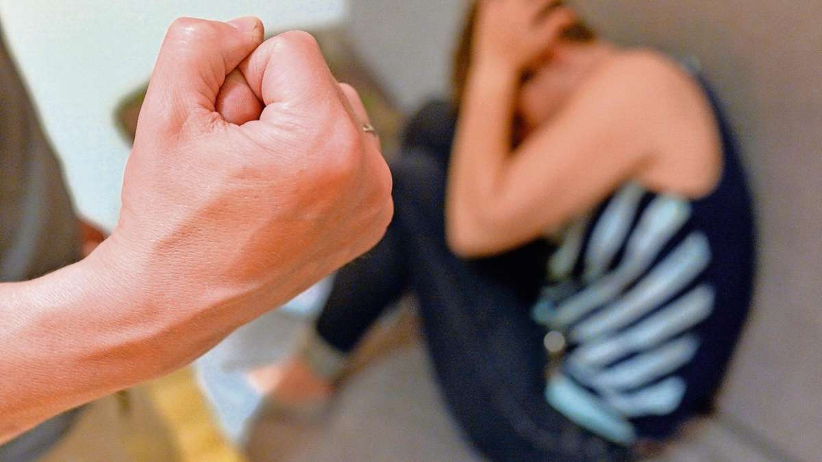 Marktredwitz: Tochter sieht zu: Betrunkener Vater prügelt auf betrunkene Mutter ein