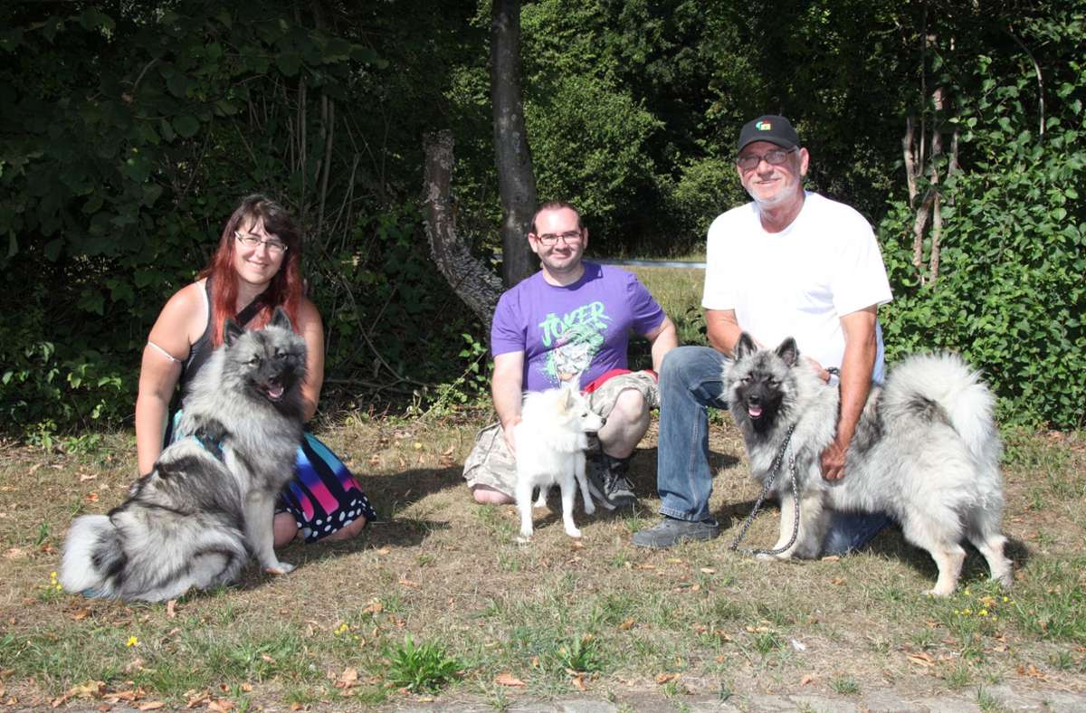 Zoraida  und ihr Mann Thomas sind mit ihren Spitzen Dakota und Aloy aus der Schweiz angereist, Gerhard (rechts) und seine Ganna leben in Minden. Für ihre Hunde und das Treffen mit sympathischen Gleichgesinnten ist ihnen kein Weg zu weit.
