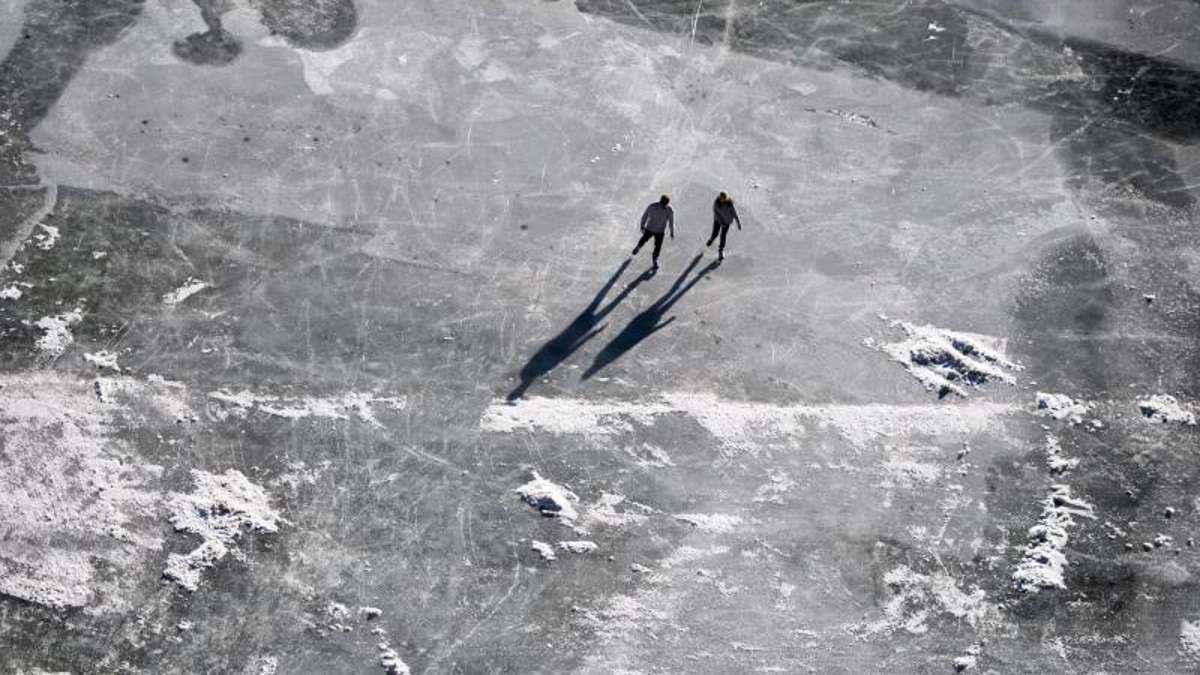 Hof: Gefährlicher Leichtsinn: Menschen spazieren über den zugefrorenen Untreusee