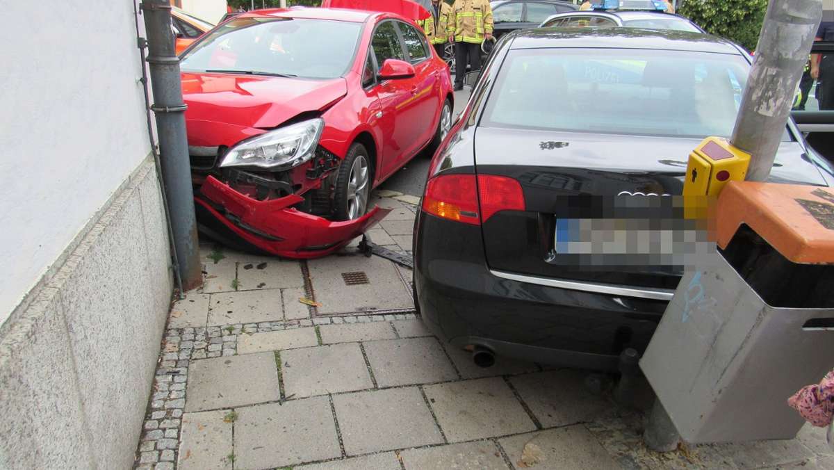 Hof: Autos schleudern gegen Haus und Ampel: Zwei Erwachsene und Kind verletzt
