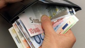 Unbekannter stiehlt Geldbeutel mit mehreren Tausend Euro