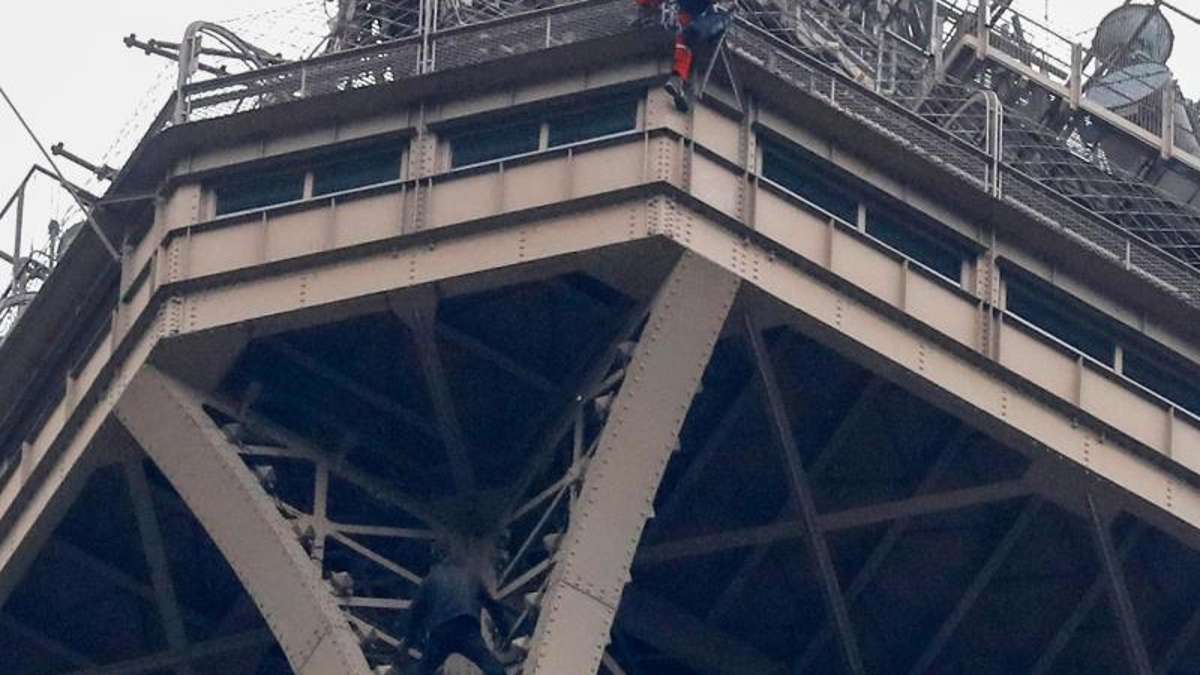 Pariser Wahrzeichen evakuiert: Mann klettert auf Eiffelturm und klammert sich fest