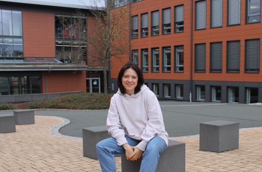 Julia Blüml an ihrer neuen Wirkungsstätte vor der Staatlichen Realschule Rehau. Foto: Henkel