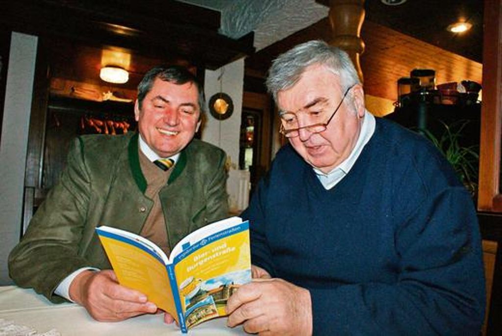 Erhard Hildner (links) und Günter Limmer freuen sich über das gut gelungene Buch über die Bier- und Burgenstraße. Foto: Unger