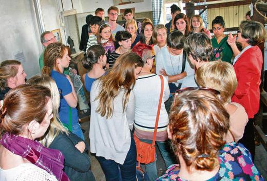 Im Grimmler-Haus erfuhren die Studenten die Entwicklung der Textilstadt Münchberg und die der textilen Erzeugnisse.	Foto: H. E. Quelle: Unbekannt