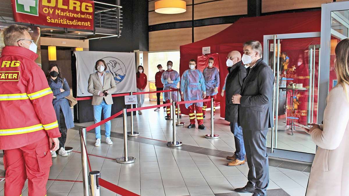 Landkreis verstärkt seine Bemühungen: Kampf gegen Corona im Kino-Foyer