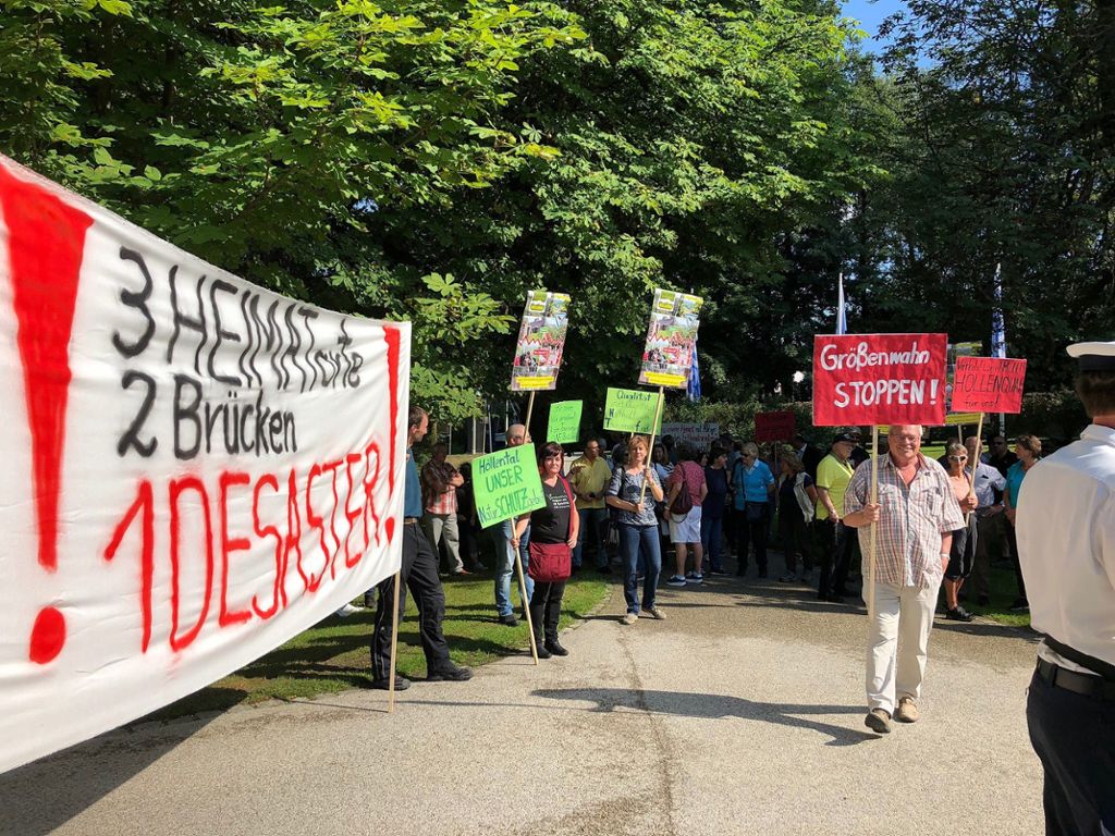 Demo gegen die geplanten Hängebrücken im Frankenwald.