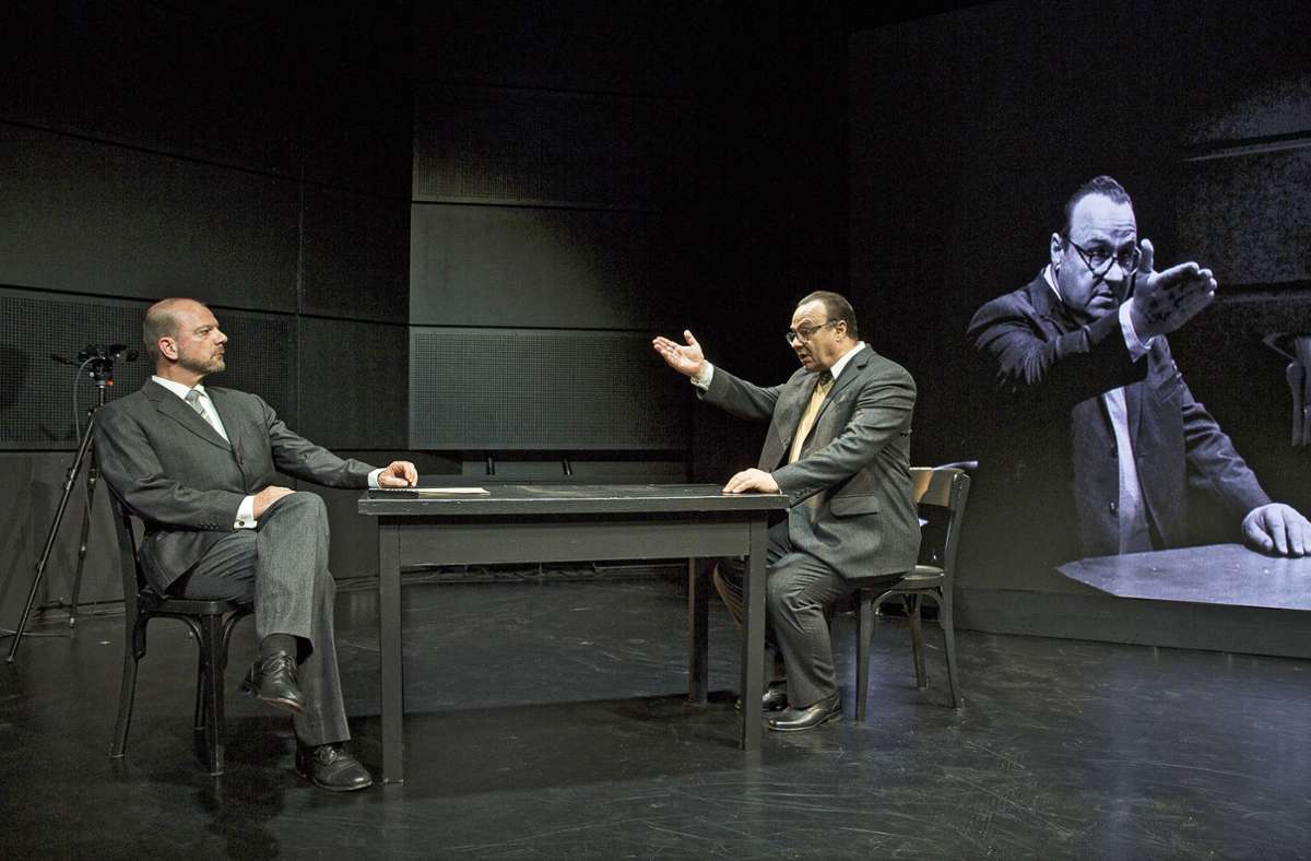 Leo Chass (Dominique Bals; links) befragt Adolf Eichmann (Ralf Hocke; rechts).  Dank LED-Leinwand soll der notorische Lügner den Zuschauern nicht davonkommen. Foto: /Harald Dietz