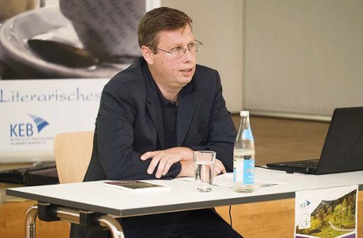 Referent Dr. Wolfgang Schwarz bei seinem Vortrag im Literarischen Café  im Egerland-Kulturhaus in Marktredwitz. Foto: /Johannes Geiger