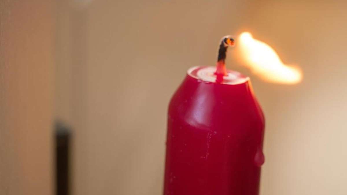 Helmbrechts: Feuer gelegt: Strohballen mit Kerze angezündet