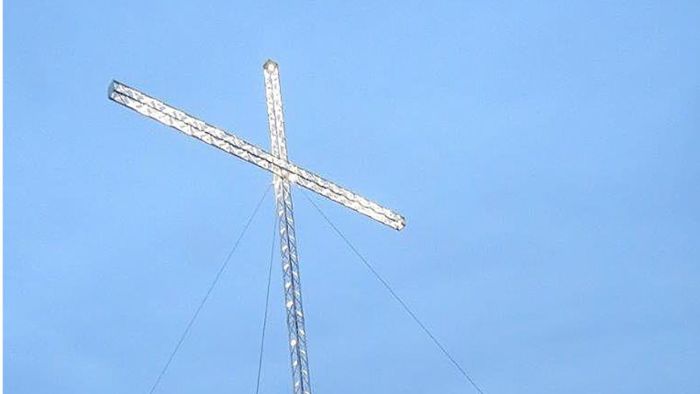 Das Kreuz steht  wieder auf dem Hügel