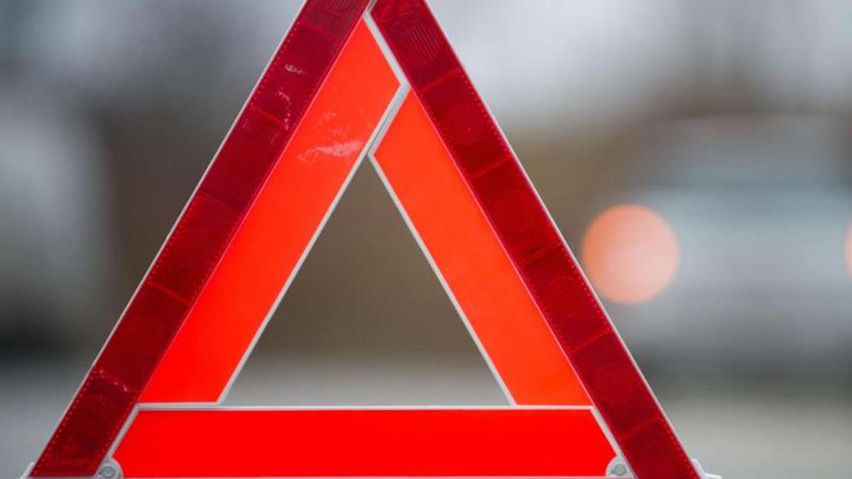 Münchberg: Gefährlicher Radwechsel an der A9: Mann beinahe von eigenem Auto zerquetscht