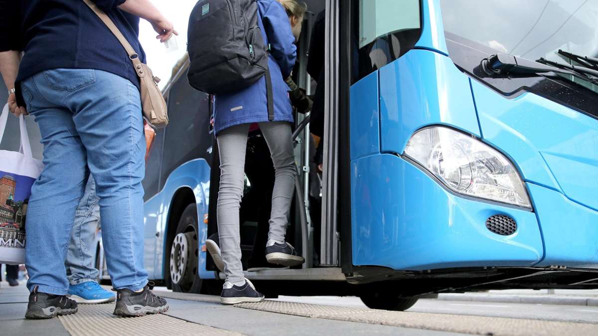 A 93/Gattendorf: Babys und Kinder an Bord: Reisebus mit defekter Bremse auf A 93