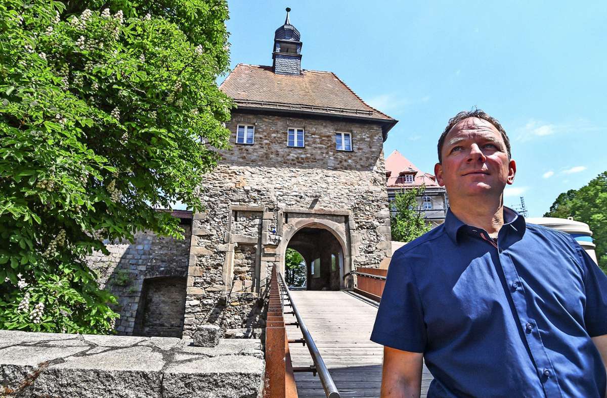 Bürgermeister Jürgen Hoffmann – hier vor der Burg in Hohenberg – bittet die Bevölkerung um reichen Festschmuck zur 800-Jahr-Feier. Foto:  
