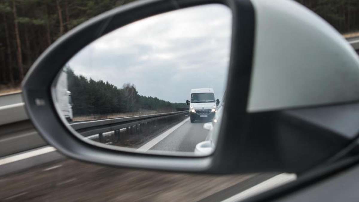 Münchberg: Abgefahrener Spiegel schleudert Fahrerin ins Gesicht