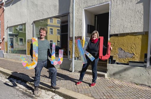 Stefan Frank und Dagmar Drescher freuen sich über den Neubeginn des Juku-Mobils. Foto: /Matthias Bäumler