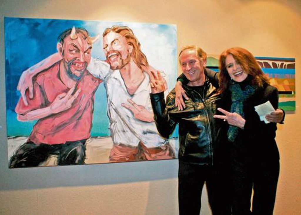 Zwei Paare: Der Teufel und Jesus auf dem Bild von Raymond Unger, daneben Horst Vincenti, der dem Beirat des Kunstvereins angehört, mit Lebensgefährtin Ingrid Schädlich.