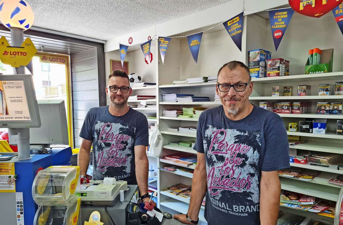 Jetzt geht’s los:  Am Montag sperren Mathias (links) und Roland Lenz zum ersten Mal den Schauensteiner Dorfladen   auf. Foto: Timo Schmidt