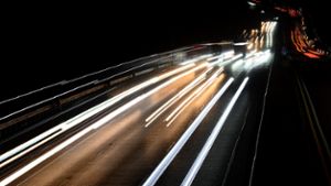Leuchtspuren von Autos und Lastwagen auf einer Autobahn. Symbolbild.