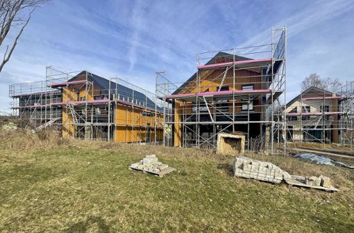 Noch säumen Baugerüste die fünf Mietshäuser, die in Neuhausen entstehen. Nachhaltig und energieeffizient sollen sie sein. Foto: privat