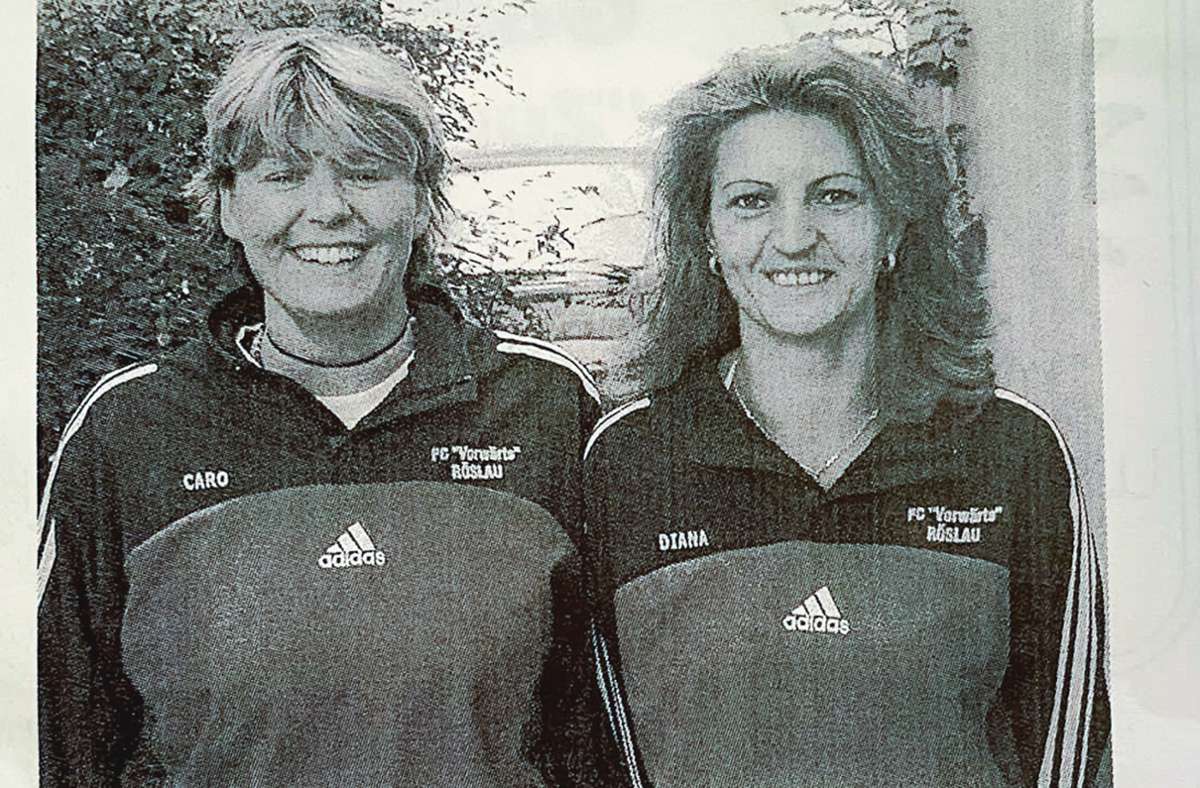 Rechts: Diana Stark, heute Mönche, nach ihrer bestandenen Schiedsrichterprüfung, etwa 2002. Links ihre Freundin Carolin Foto: Archiv/Verein