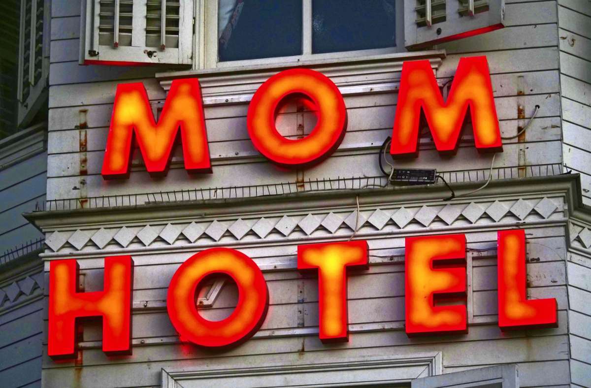 Klingt lustig, ist aber Realität: Viele junge Menschen müssen im Hotel Mama bleiben. Foto: Imago/Peter Sandbiller