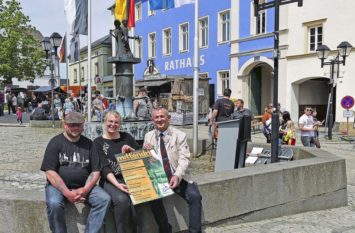 Markus Milde alias Rocco, Nadine Hofmann und Bürgermeister Frank Stumpf (von links) präsentieren das Plakat zu den „Mittendrin-Konzerten“. Foto: S.H.