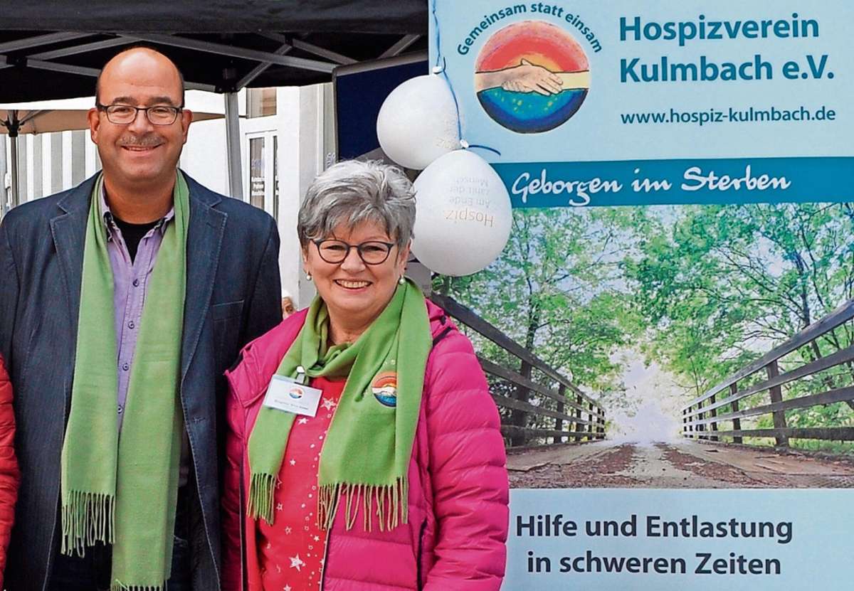 Der Vorsitzende des Kulmbacher Hospizvereins, Dr. Markus Ipta, und seine Stellvertreterin Brigitte Brückner sind froh darüber, dass die Hospizbegleiter nun wieder in Seniorenheime und ins Klinikum dürfen, um besser mit Schwerstkranken und Sterbenden sprechen zu können.