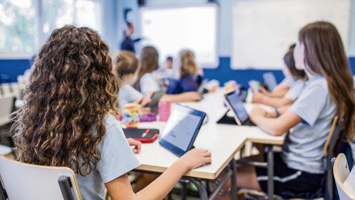 Stadt Hof rüstet die Schulen digital auf