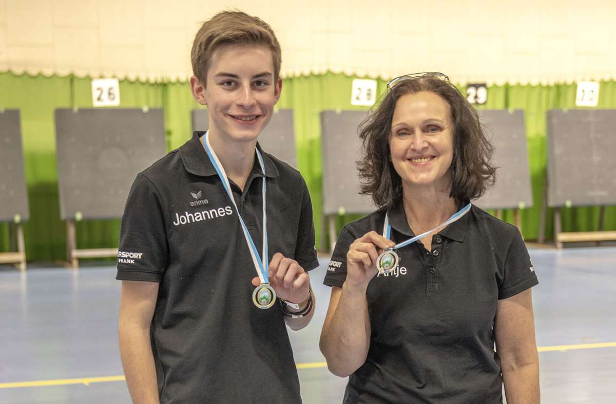 Die Rehauer Schützen Johannes Lang (links) und Antje Keller präsentieren stolz ihre Medaillen. Foto: /Michael Lang