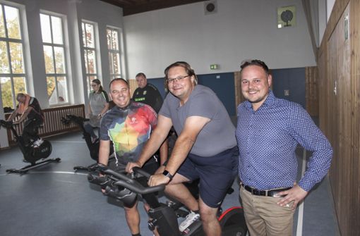 Dieses Bild entstand beim Indoor-Cycling-Schnupperkurs und zeigt (von links): Trainer Matthias Schmidbauer, den Weißdorfer Bürgermeister Heiko Hain und den Sparnecker Bürgermeister Daniel Schreiner. Foto: Bußler