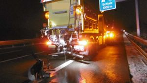 Unfall auf A9: Kleintransporter kracht in Winterdienstfahrzeug