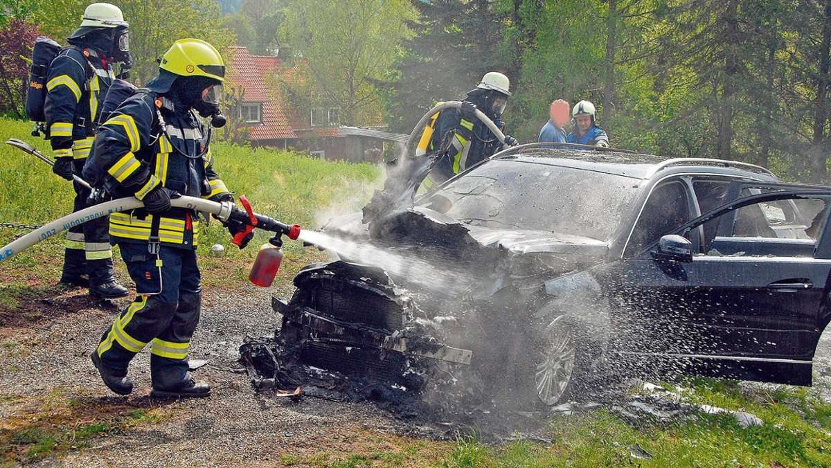 Kulmbach: Totalschaden: Mercedes geht in Flammen auf