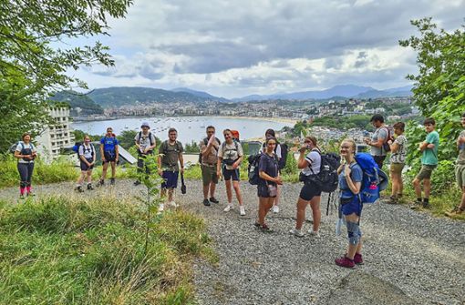 Aufbruch zur ersten Wander-Etappe. Dabei bot sich den Schülerinnen und Schülern ein wundervoller Blick auf San Sebastián. Foto: /pr.