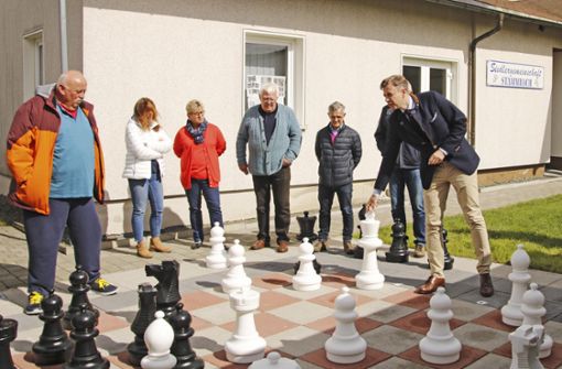 Ihr neues Freiland-Schachfeld haben der Stammbacher Schachklub und die Siedlergemeinschaft fertiggestellt. Mit von der ersten Partie war Landrat Oliver Bär (rechts), beraten unter anderem   von der Schachklub-Vorsitzenden Gudrun Erl (rote Jacke) und Bürgermeister Karl Philipp Ehrler (Zweiter von  rechts). Foto: Klaschka