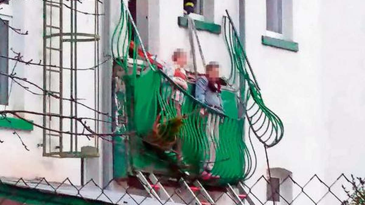 Hof: Ehepaar stürzt in Hof mit Balkon ab