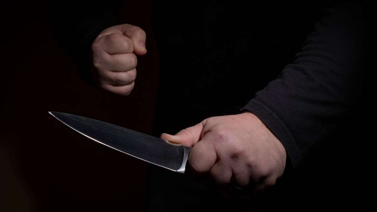Polizei sucht Zeugen : Unbekannter bedroht Mann wiederholt mit Messer