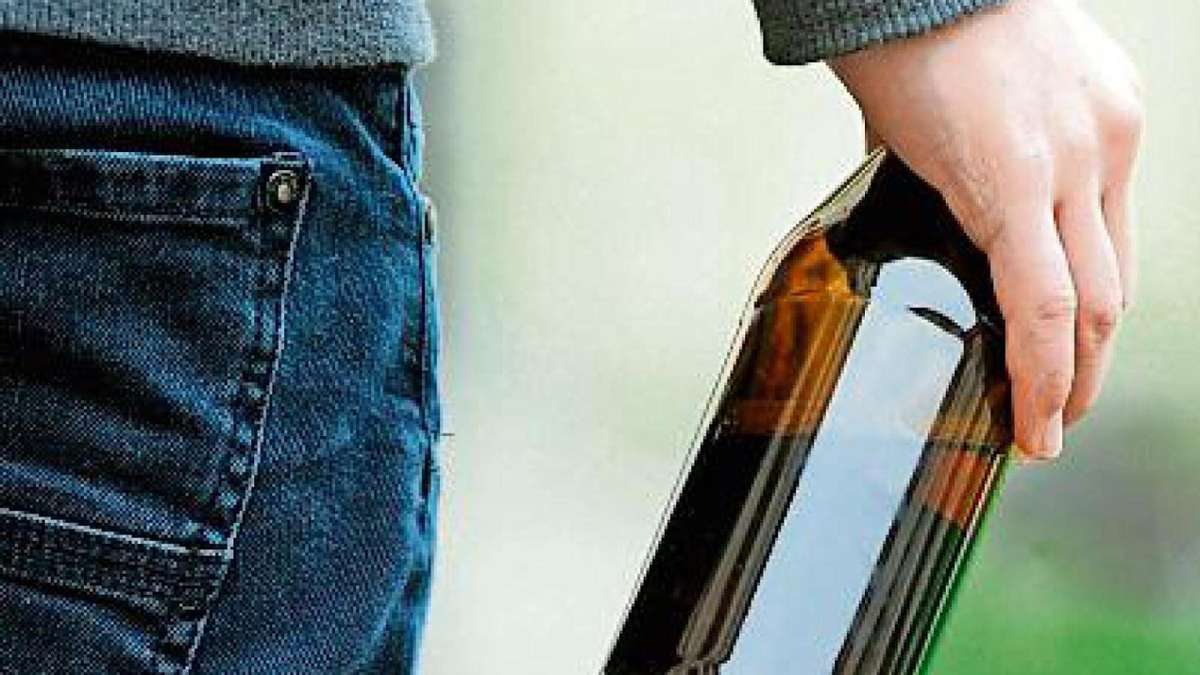 Hof: Betrunkener schlägt mit Bierflasche zu