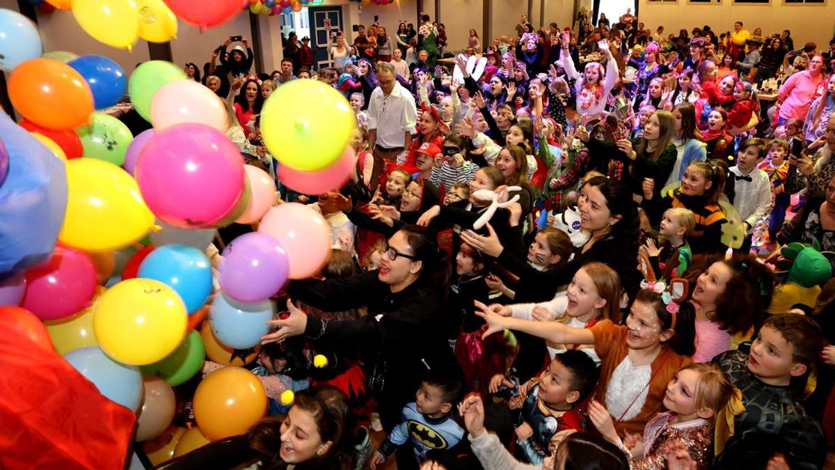 Am Faschingsdienstag: Farbenfrohe Kinder feiern kunterbunte Party