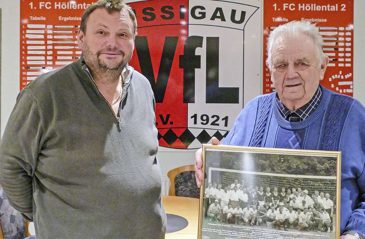 Manfred Stöcker (rechts) übergibt das Mannschaftsfoto aus dem Jahr 1963 an VfL-Vorsitzenden  Karlheinz Schmidt. Foto: / Hüttner