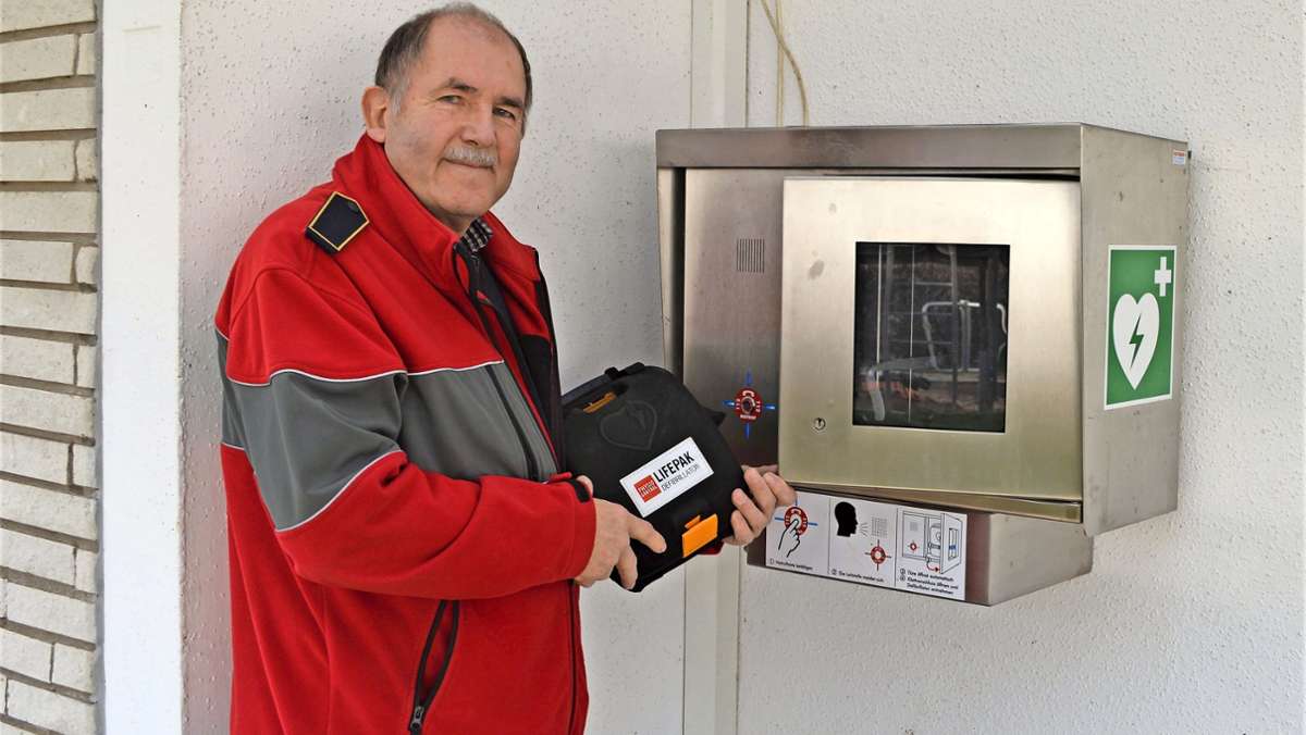 Jede Minute zählt: Ehrenamtlicher versorgt Region mit Defibrillatoren