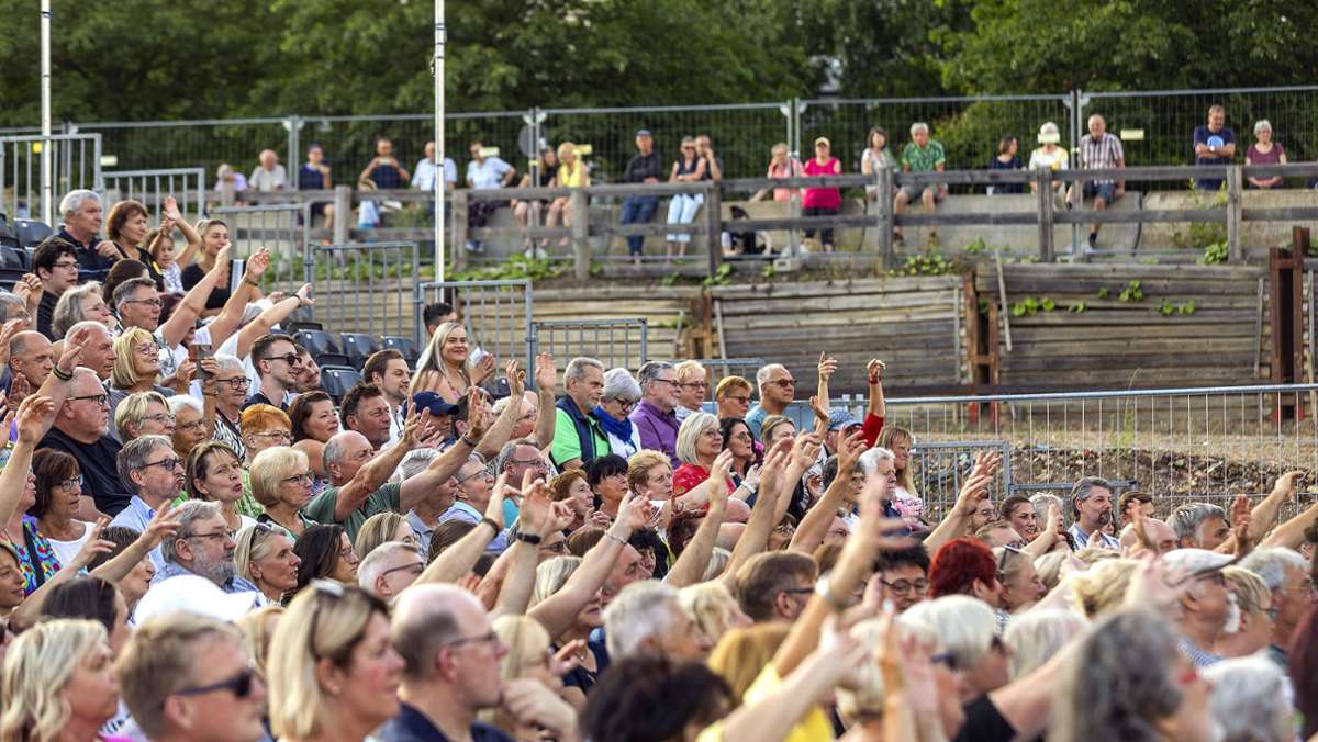 Festival-Auftakt in Hof: Bühne raus, Spot(t) an
