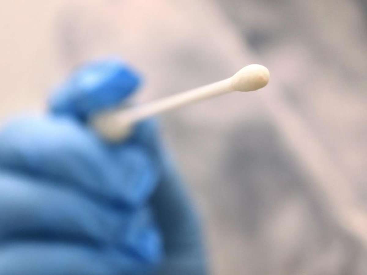 Ein Arzt hält einen Tupfer zum Abstrich für einen Corona-Test in der Hand. Foto: Karl-Josef Hildenbrand/dpa/Symbolbild
