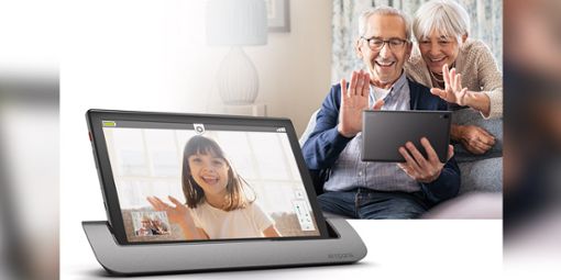 Viel Freude und einfache Bedienung – Smartphone und Tablet für Senioren. Foto: emporia/akz-i