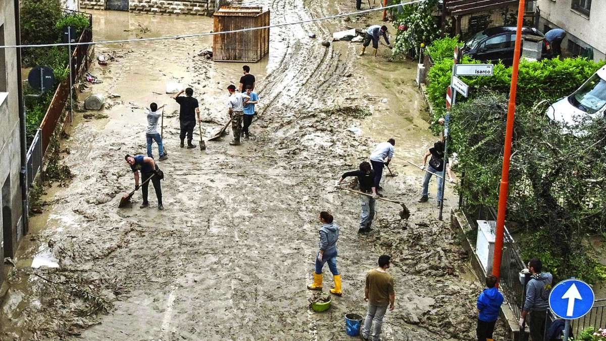Überschwemmungen in Italien: Helfer wühlen sich durch den Schlamm