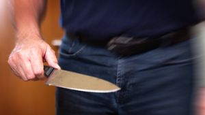 Im bayerischen Ichenhausen: Mann soll in Wohnung mit Messer überfallen worden sein