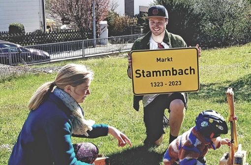 Mama Eva, Papa Maximilian und der kleine Johann Kefes freuen sich schon auf die Festivitäten zum 700-jährigen Jubiläum der Marktgemeinde Stammbach. Foto: Repert