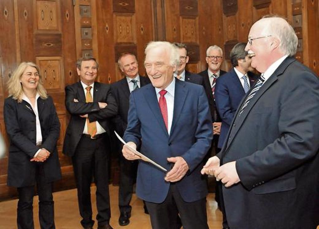Heinz Greiffenberger ist einer der Stifter, denen Regierungspräsident Wilhelm Wenning (rechts) am Montag die Stiftungsurkunde überreichte. Foto: Fuchs
