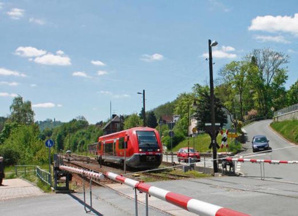 800 Meter hinter der bayerisch-thüringischen Grenze starten am Bahnhof Blankenstein die Regionalzüge nach Saalfeld. Im Bildhintergrund ist Lichtenberg zu erkennen. Das Gleis in Richtung Höllental endet derzeit an einem Prellbock 100 Meter vor der Landesgrenze.
