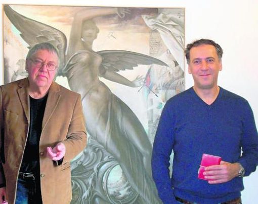 Der Maler Lutz R. Ketscher aus Schwarzenbach/Saale (links) und der Frankfurter Galerist Michele Sciurba vor dem Gemälde "Verflogene Zeit". Foto: asz